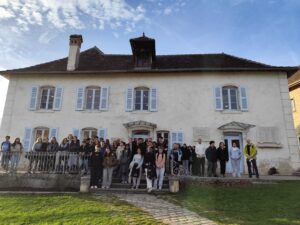 Ce mercredi 10 décembre, les élèves du projet Parcours mémoire du collégien " se sont rendus à la maison des enfants d'Izieu. Ils ont pu participer à un atelier sur l'engagement et le parcours de vie d'adultes et d'enfants de la colonie puis ont bénéficié d'une visite commentée du musée. C'est avec émotion qu'ils ont enfin découvert la colonie. A leur tour de devenir des passeurs de mémoire!